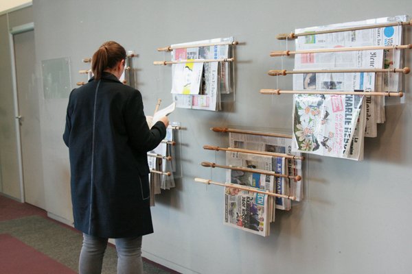 Personne lisant la presse à la Bpi