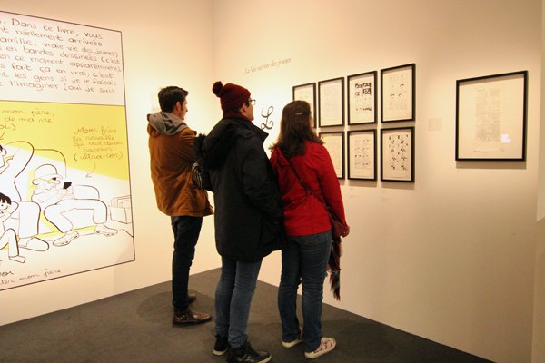 usagers visitant une exposition