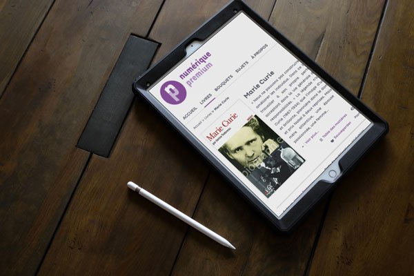 tablette numérique posée sur une table