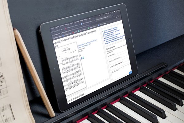 iPad posé sur un piano