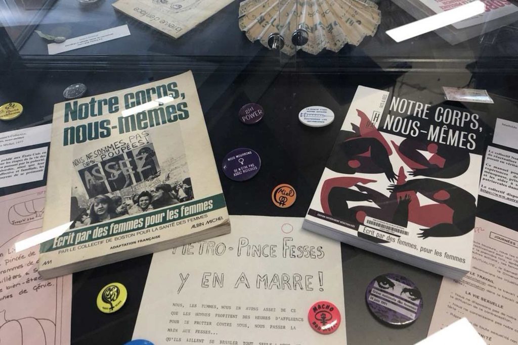 photo de la vitrine Melville dans la bibliothèque Marguerite Durand