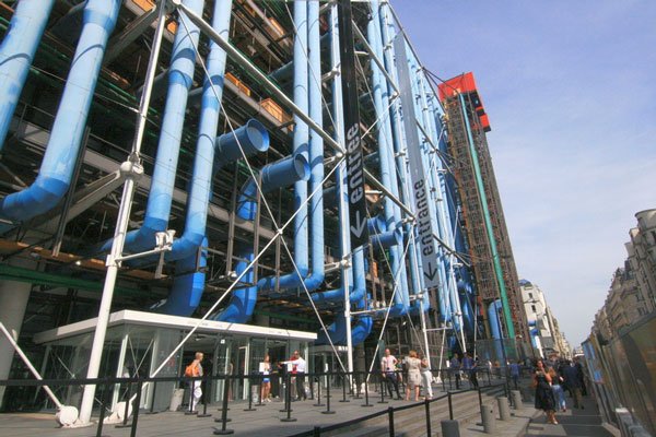 photo de l'entrée du Centre Pompidou et de la Cinémathèque