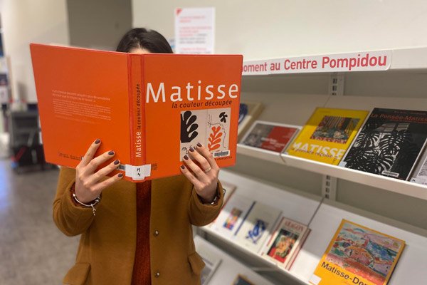 usager lisant un livre sur Henri Matisse