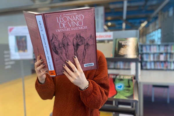 usager lisant un livre sur Léonard de Vinci