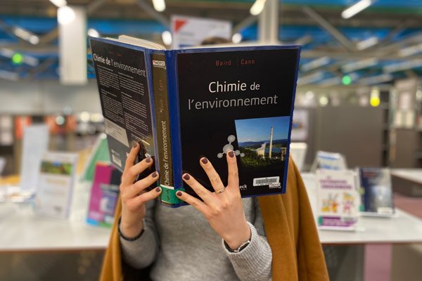 lectrice à la bibliothèque