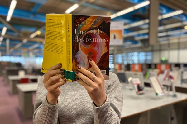 lectrice à la bibliothèque