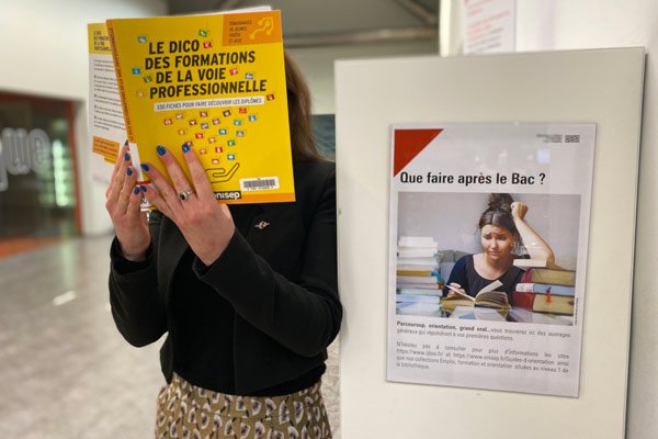 lectrice près d'un meuble de valorisation de la bibliothèque
