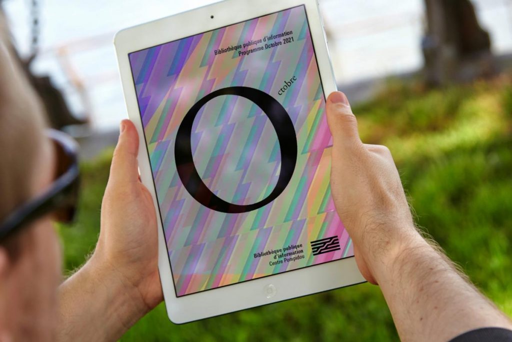 homme tenant une tablette numérique dans un parc