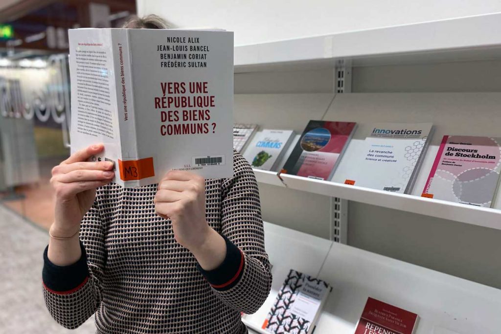 lectrice devant un meuble de valorisation