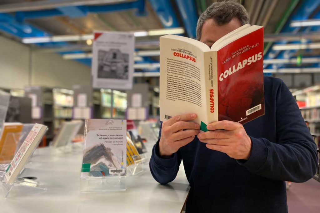 lecteur devant une table de valorisation