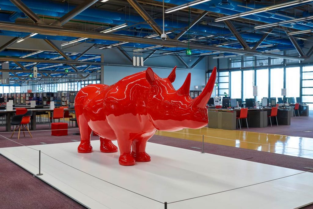 photo du rhinocéros de Xavier Veilhan installé au niveau 2 de la bibliothèque.