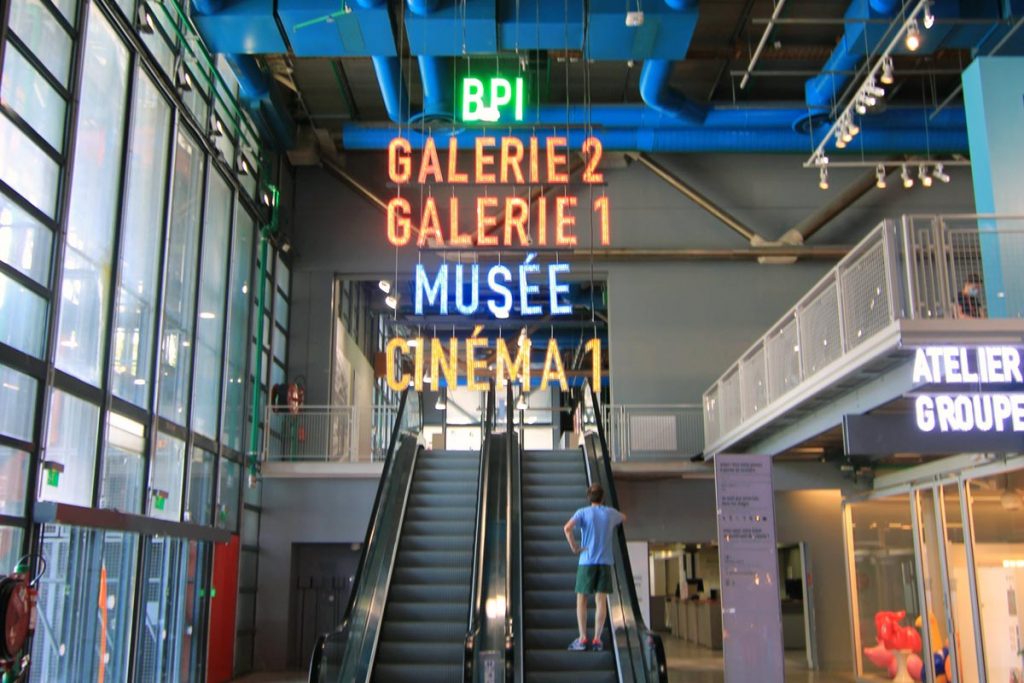 photo de l'escalator menant au musée et à la bibliothèque.