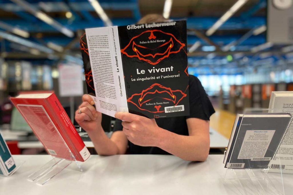 lectrice tenant un livre près d'une table de valorisation