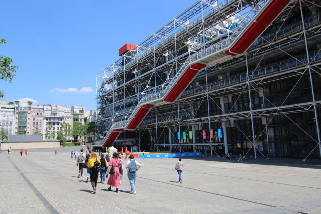 Entrée Centre Pompidou sur la place piazza