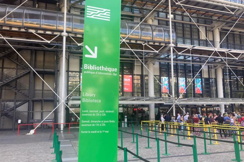 entrada a la biblioteca en la plaza georges-pompidou