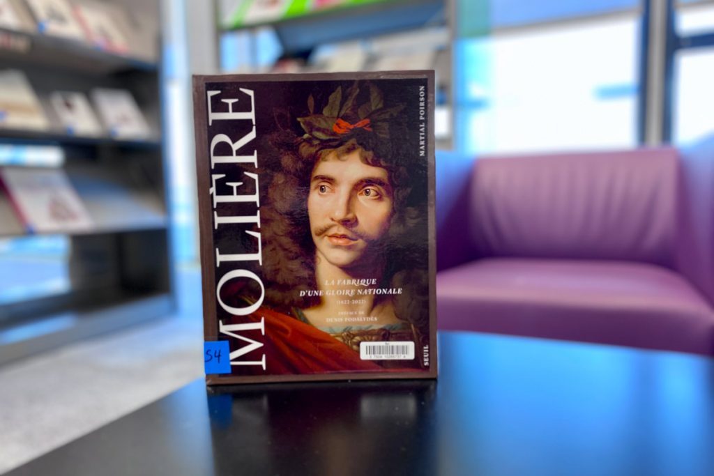 photo d'un ouvrage sur Molière posé sur une table du salon Arts & Littérature