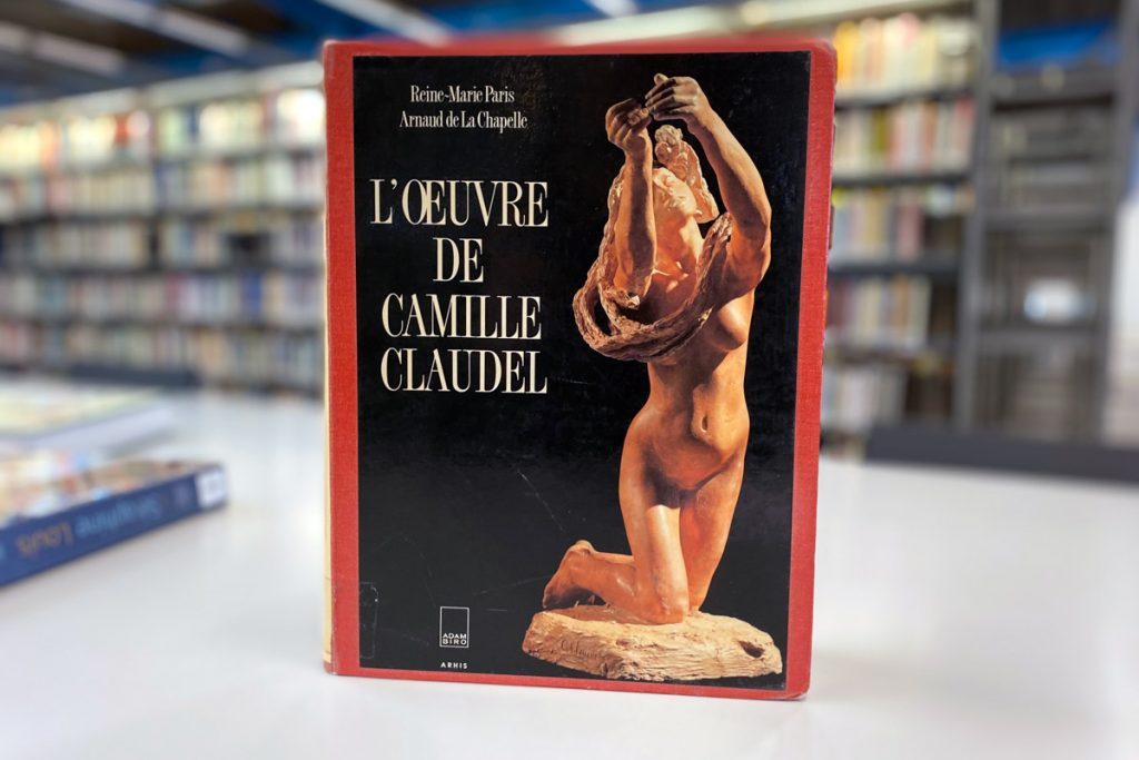 photo d'un catalogue raisonné sur l'œuvre de Camille Claudel