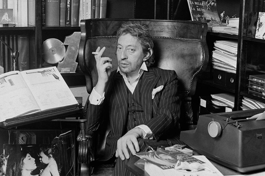 photo de erge Gainsbourg dans son bureau