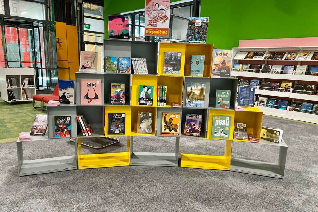 bandes dessinées posées sur un meuble dans la bibliothèque