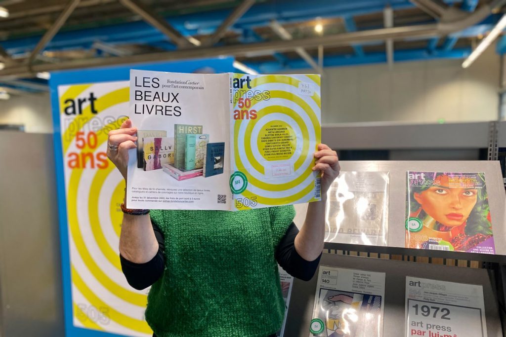 usager consultant un numéro d'artpress dans le salon Arts et littérature