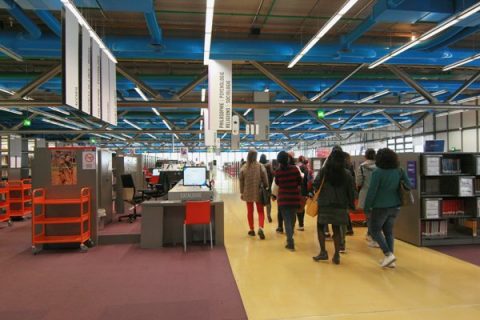 groupe visitant la bibliothèque