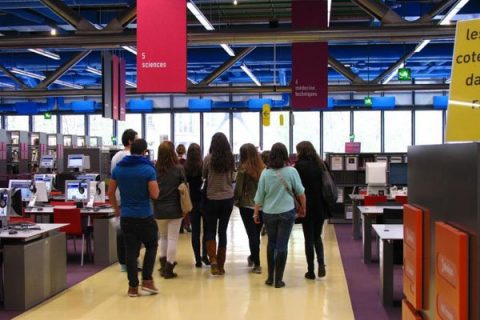 groupe visitant la Bpi