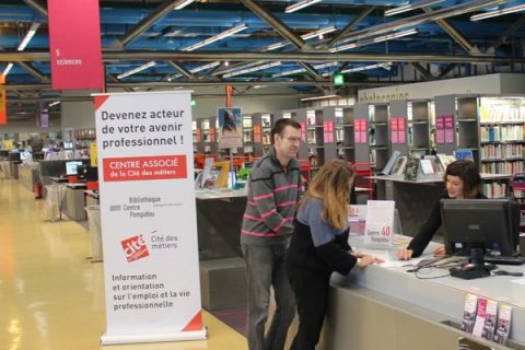 Bureau d'information de la Bpi avec Kakémono présentant les ateliers emploi et vie professionnelle