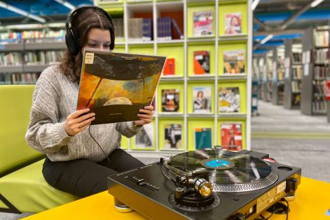 usager écoutant un disque vinyle dans l'espace musique