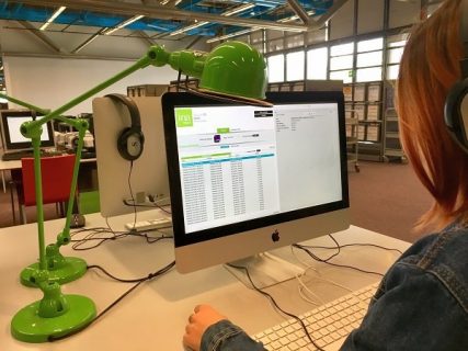 usager écoutant la radio sur une borne de l'Ina
