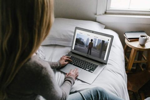 femme regardant un film sur un ordinateur