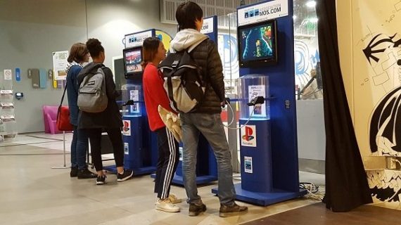 Photo de jeunes adultes devant des bornes de l'édition 2018 du festival Press Start