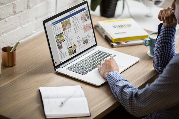 homme travaillant sur un ordinateur