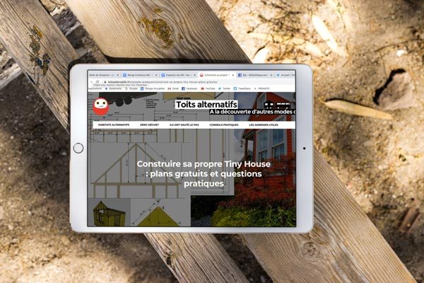 tablette numérique sur une planche en bois