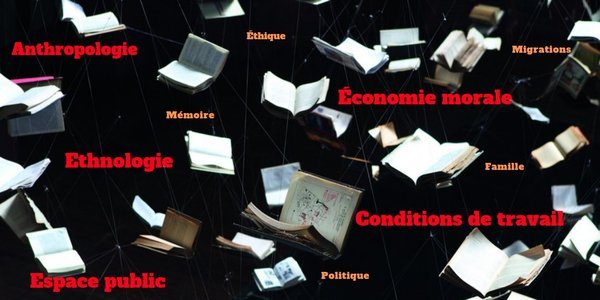 Visuel de livres qui volent avec des mots clés apposés dessus