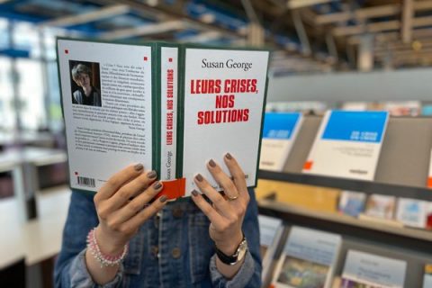 usager lisant un livre sur la crise