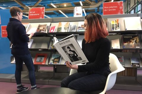 lectrices consultants des ouvrages dans le salon Arts et littérature