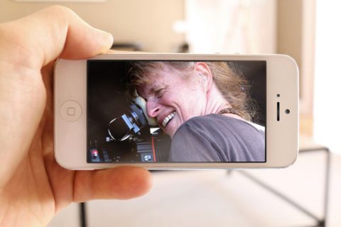 homme regardant un film sur un téléphone