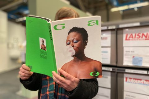 lectrice à l'espace presse