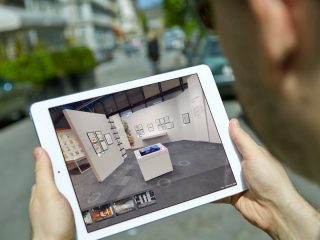 tablette numérique dans la rue