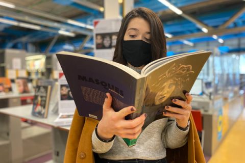 lectrice à la bibliothèque