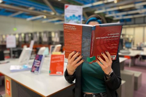 lectrice consultant un ouvrage de la bibliothèque