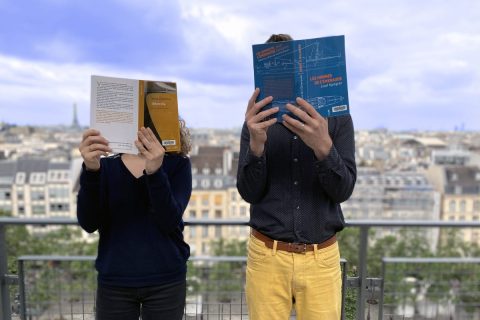 photos de deux personnes lisant un livre.