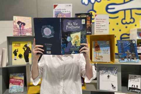 usager lisant une bande dessinée dans le salon graphique