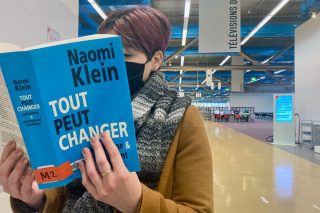 usager consultant un ouvrage à la bibliothèque