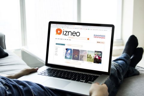 internaute consultant le site de bande dessinée en ligne Izneo