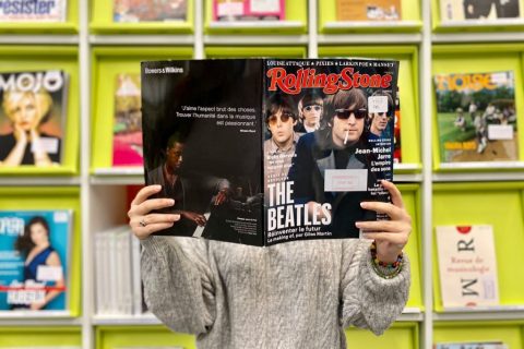 usager consultant un magazine dans l'espace musique