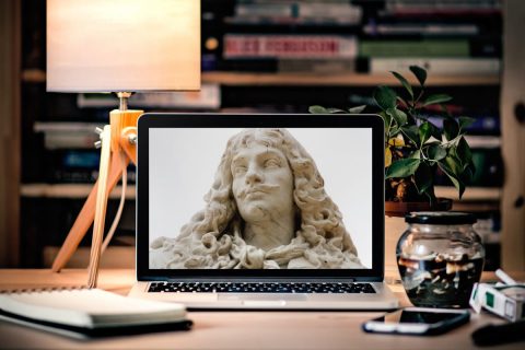 Photo d'un buste de Molière affiché sur un écran d'ordinateur