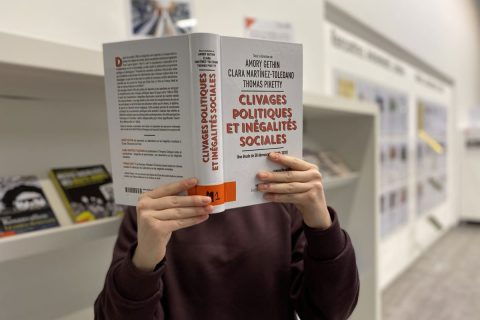 usager consultant un ouvrage dans la bibliothèque