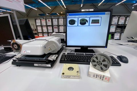 photo des lecteurs-numériseurs de microfilms disponibles dans l'espace presse de la bibliothèque