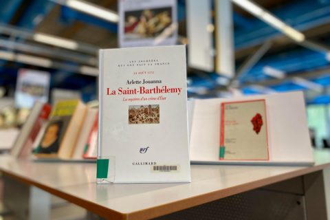 ouvrage posé sur une table de valorisation de la bibliotheque